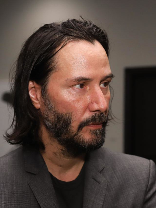 KEANU REEVES' FIRST PUBLIC SHOW IN 20 YEARS IS WITH DOGSTAR BAND