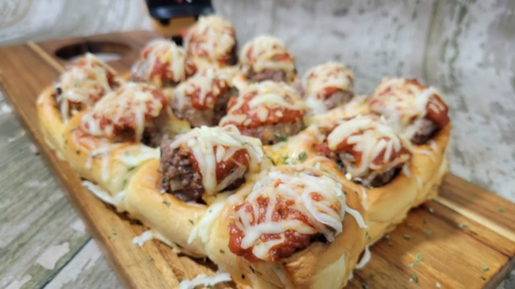 Easy Pull-Apart Meatball Sliders – Cheesy, Saucy & Crowd-Pleasing