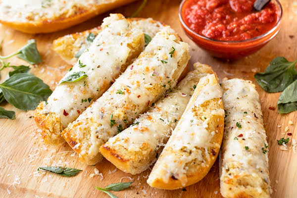 Cheesy Garlic Bread Recipe: Crispy, Buttery, and Loaded with Melted Cheese