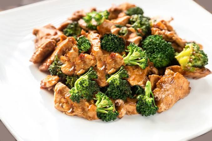 Chinese Chicken and Broccoli Stir-Fry: An Easy Takeout-Style Dinner at Home